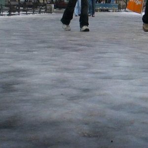 Двойно предупреждение за Северозапада: Вятър до 60 км/ч и поледици по пътищата